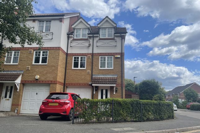 Town house for sale in Newcombe Gardens, Hounslow