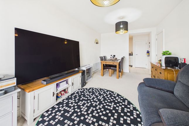 2-bed flat on 17, KD Tower, Hemel Hempstead, £259,000