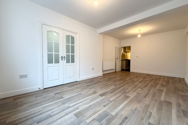 20 Cefn Gelli, Neath photo 4