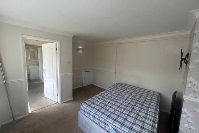 12 Lodge Way, Shepperton photo 5