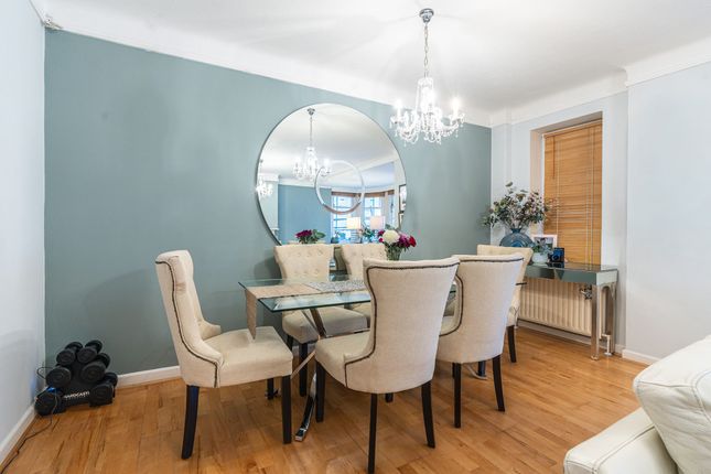 Flat 10, Exeter House Putney Heath, London photo 3