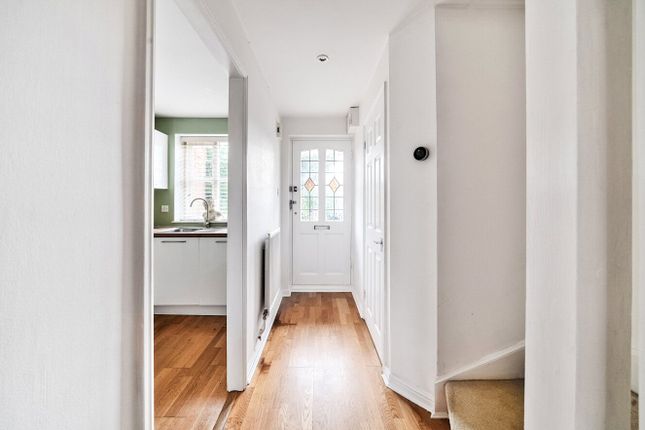 9, Crosby Way, Farnham photo 2