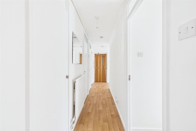 31, Oaklands Court, Chichester photo 2