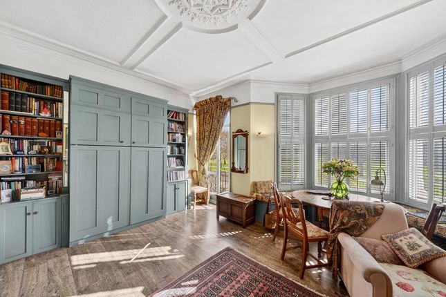 First floor flat 76, Clapham Common North Side, London photo 3