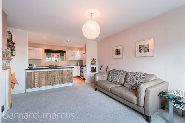 207, Sparrow Farm Drive, Feltham photo 3