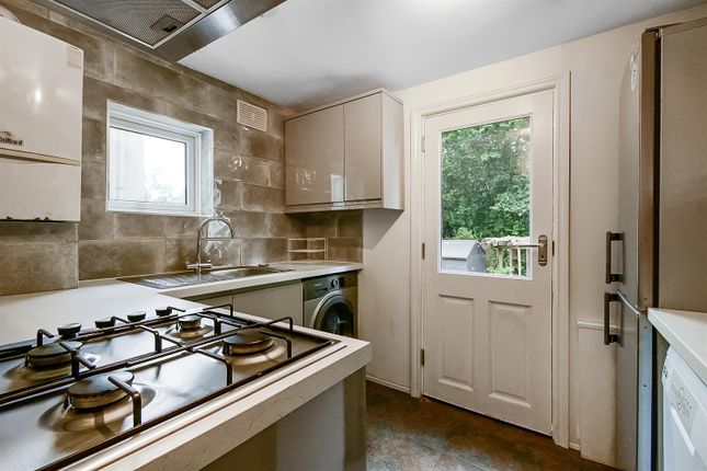 Flat A, 32, Mosslea Road, London photo 3