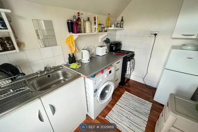 Robinson Road, Colliers Wood, London photo 4