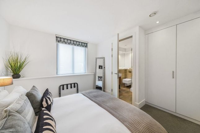 Flat for sale in The Piazza Residences, Bull Inn Court
