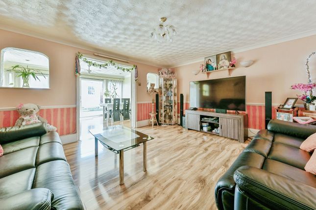 145, Canterbury Way, Hertfordshire photo 2