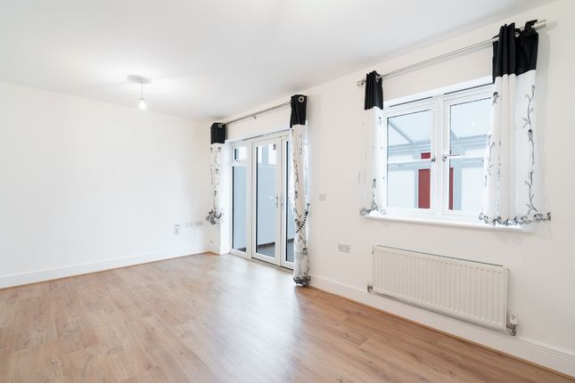 2 Thirlmere Terrace, Surrey photo 2