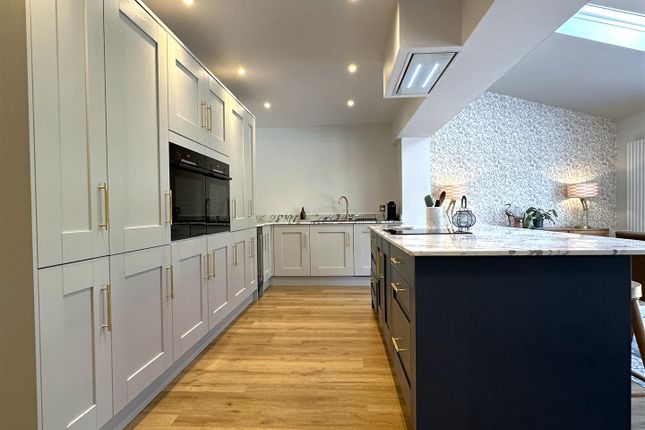 Stylish Contemporary Kitchen 127
