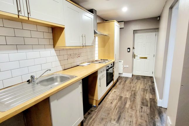Flat to rent in Flat 7, Warwick House, Avenue Road