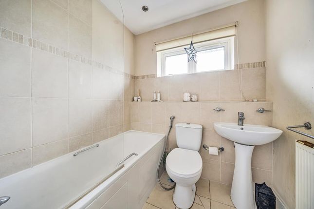 Flat for sale in Harrow, Middlesex