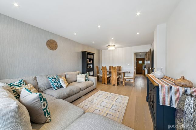 34, Florence Avenue, Morden photo 2