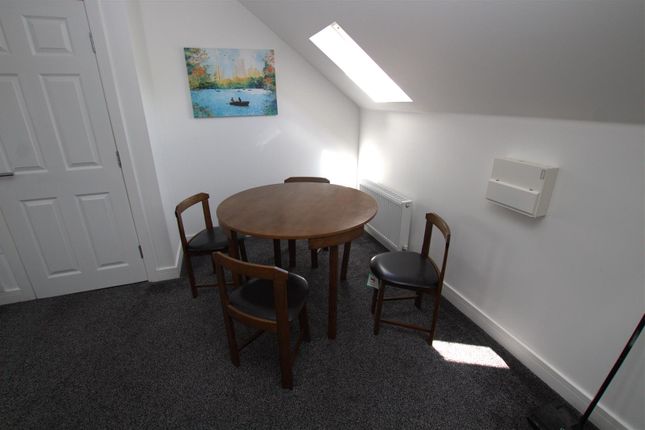Flat 12, Stone Row, Skinningrove photo 5