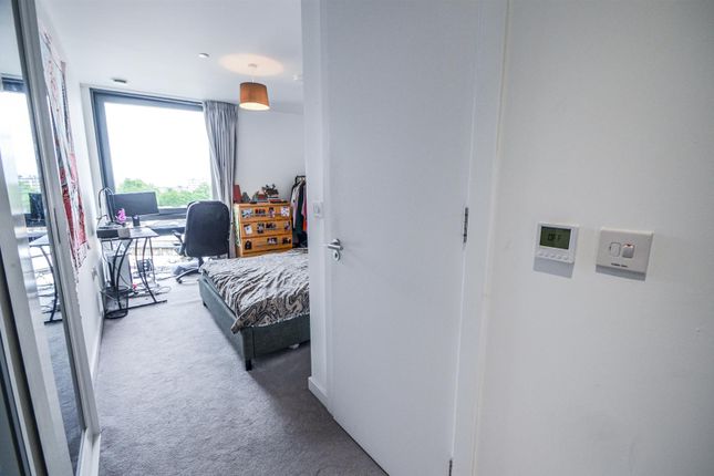 Flat 68, Carriage House, 10, City North Place, London photo 4