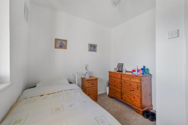 Flat for sale in Hildenley Close, Merstham, Redhill
