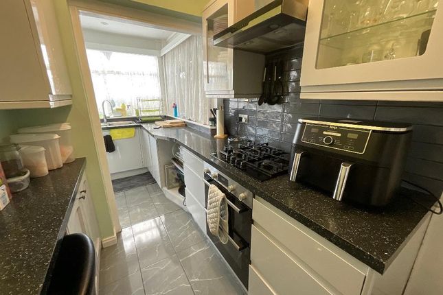 12 Maybank Avenue, Hornchurch photo 3