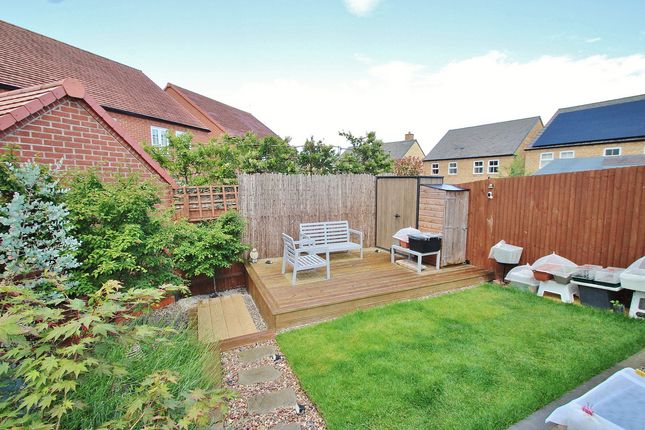 33, Kestrel Crescent, Witney photo 4