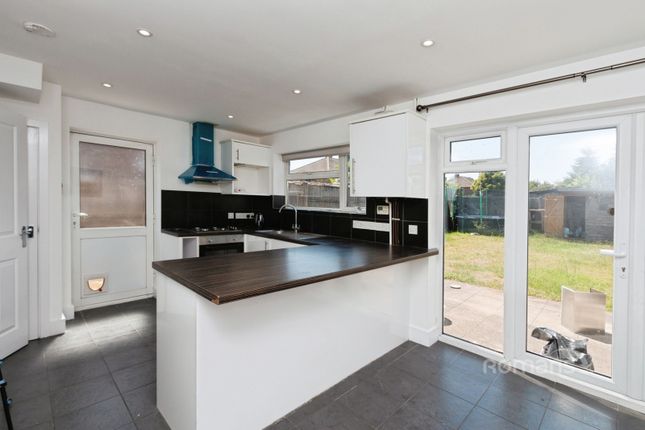 7, Blunden Road, Hampshire photo 2