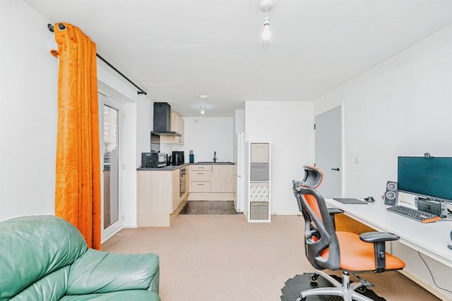 273, Longacres, Bridgend photo 2