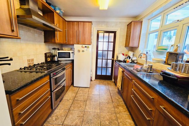 4, Altmore Avenue, East Ham photo 4