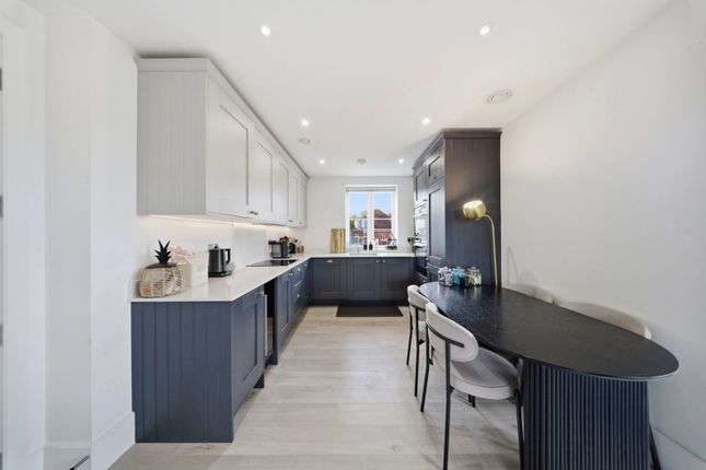 2,Flat 4, Woburn House, Sassoon Drive, London photo 3