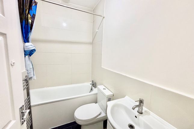 102, London photo 3