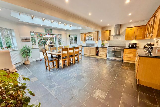 Crofton, Pine Avenue, CAMBERLEY photo 3