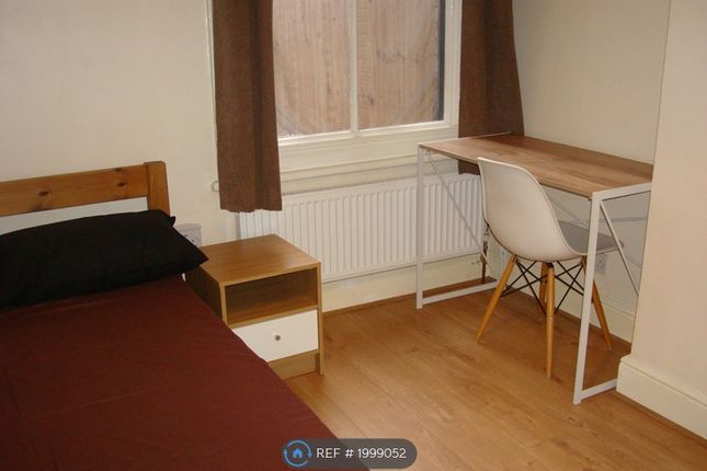 Thumbnail Room to rent in Gladstone Avenue, London