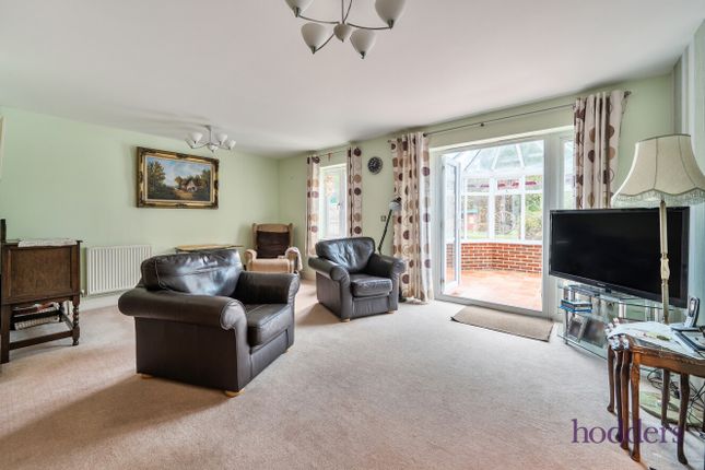 Willow Close, Chertsey photo 3