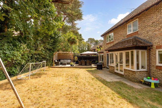 6 Edgar Close, Crawley photo 3