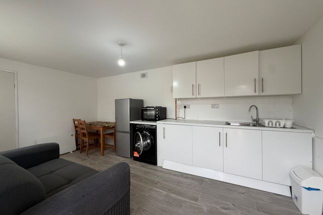 The Annexe, 311, Kingston Road, Surrey photo 2