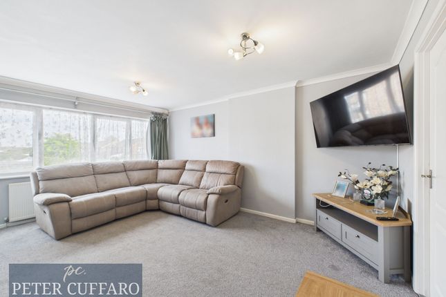 111 Caxton Road, Hoddesdon photo 2