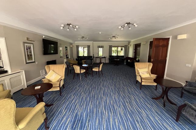 Flat 36, Emmbrook Court, Reading photo 4