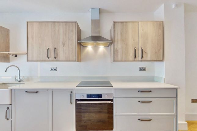 24, Eleanor Close, London photo 3