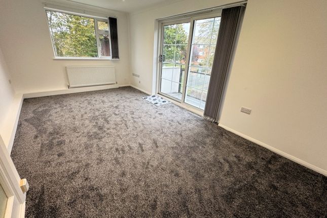 Flat 5 The Lanterns, Moss Hall Grove, London photo 2