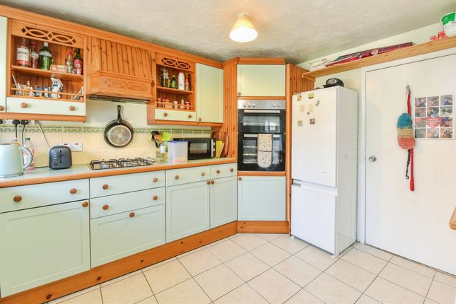 23, Holly Court, Frome photo 4