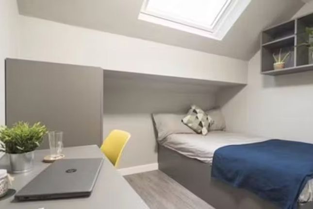 Flat to rent in Allen Court, 1 Cromwell Range, Manchester