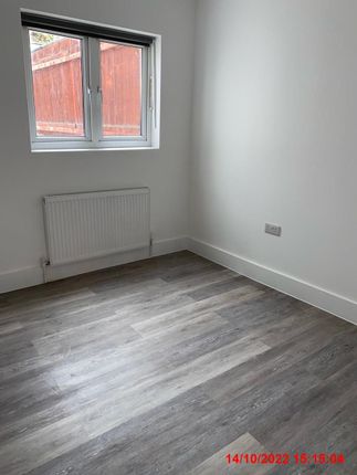 Flat to rent in Piedmont Road, London