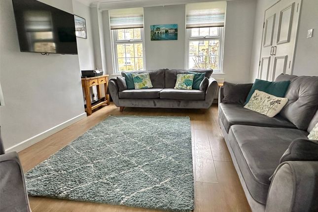 21 Hamilton Court,, De La Warr Road, Lymington photo 4