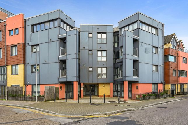 Flat for sale in Bramley Crescent, Ilford