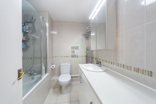 Flat for sale in Grovebury Court, Southgate