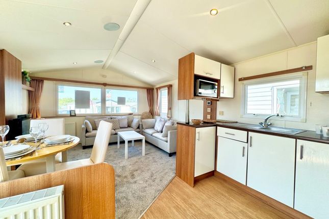 Oaklands Holiday Park, Nr-Clacton-On-Sea photo 5