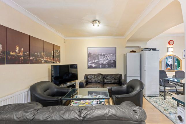 41, Millais Gardens, Edgware photo 2