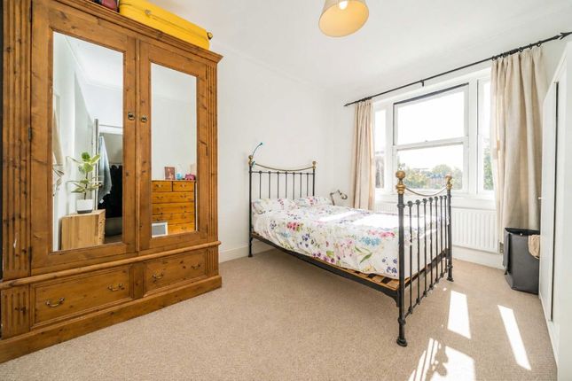 Flat 4, 10, Madeley Road, London photo 4