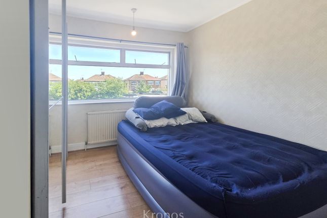 71 Holyrood Road, Harrow photo 4