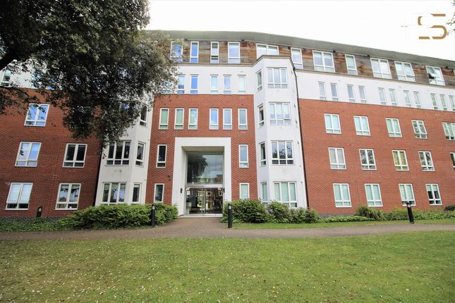 Flat to rent in High Road, South Woodford