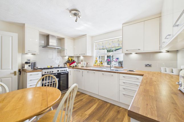 18, Earles Meadow, Horsham photo 2
