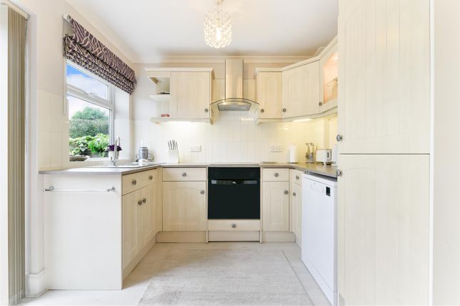 5, Oatlands Road, Tadworth photo 2